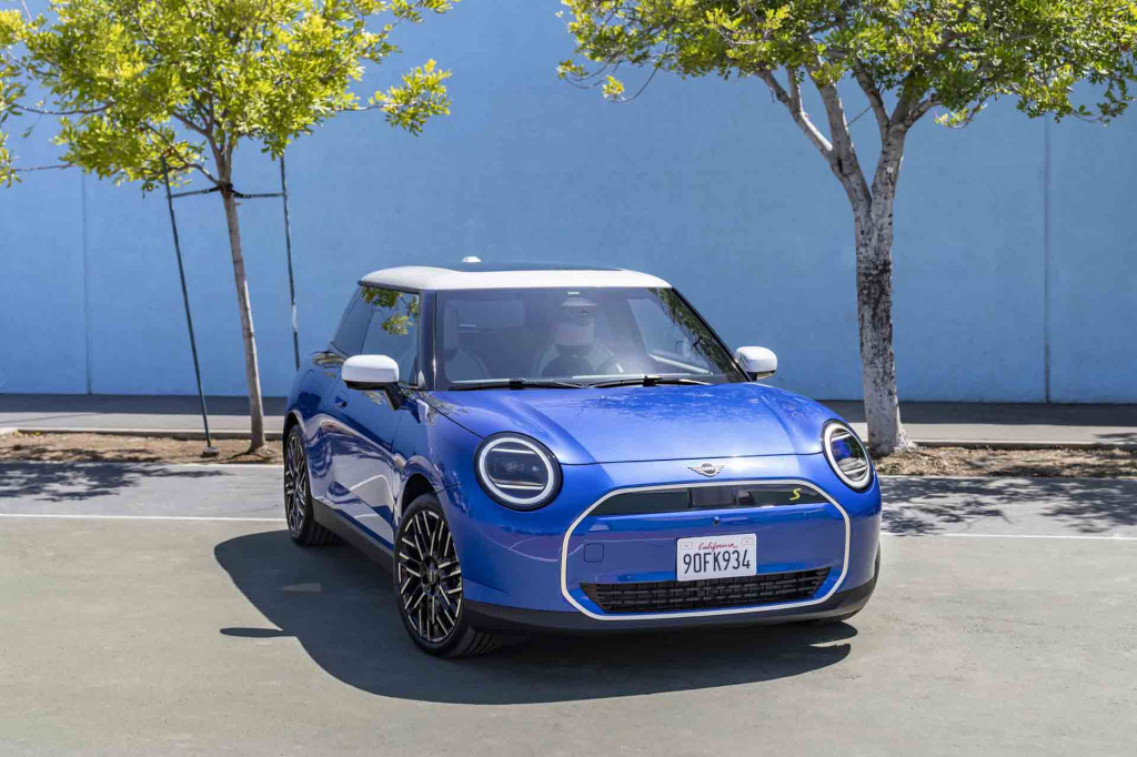 , 2025 Mini Cooper EV spy shots and video