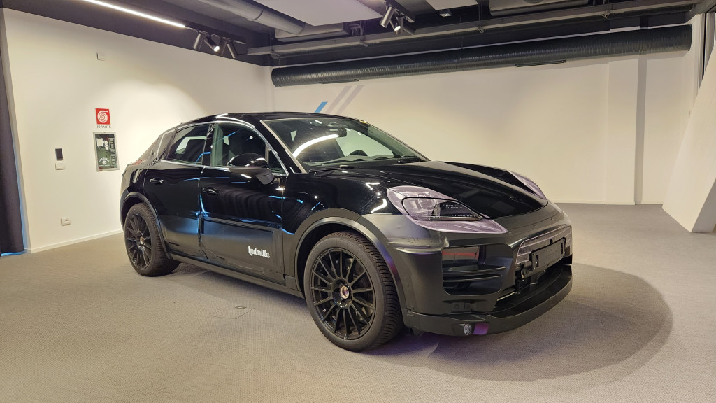 , 2024 Porsche Macan EV spy shots and video