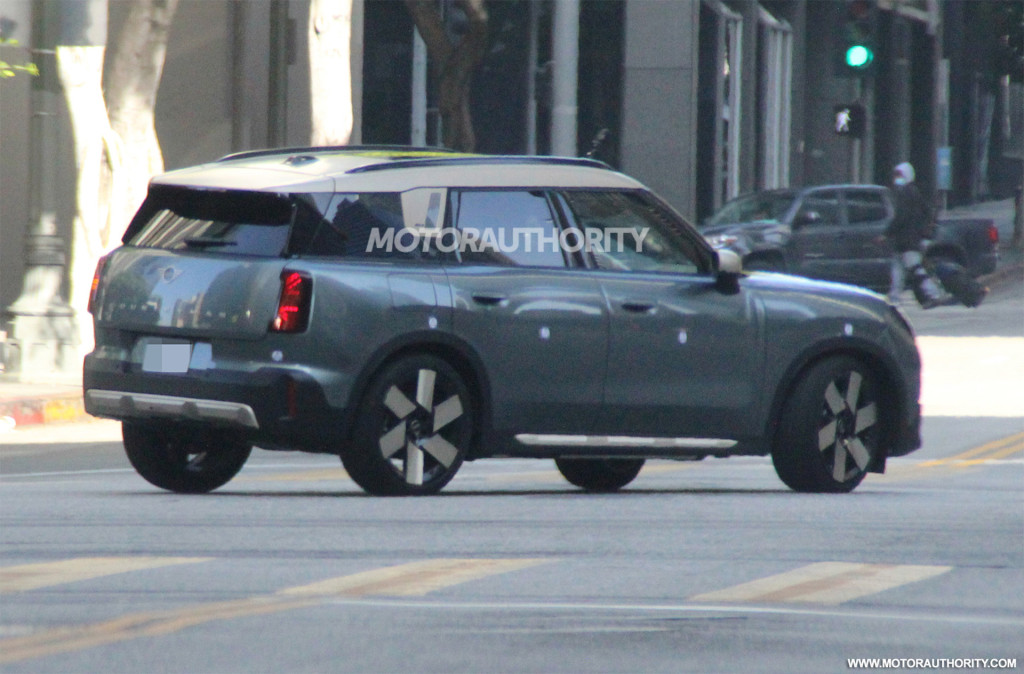 , 2025 Mini Countryman spy shots and video